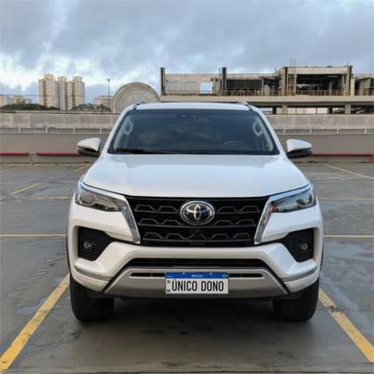 TOYOTA HILUX SW4 2.8 D-4D TURBO DIESEL SRX 7L 4X4 AUTOMÁTICO TOYOTA HILUX SW4 2.8 D-4D TURBO DIESEL SRX 7L 4X4 AUTOMÁTICO